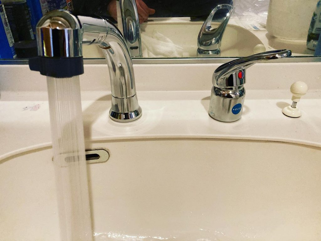 宇治市神明のお客様宅での洗面水栓取替作業🚰